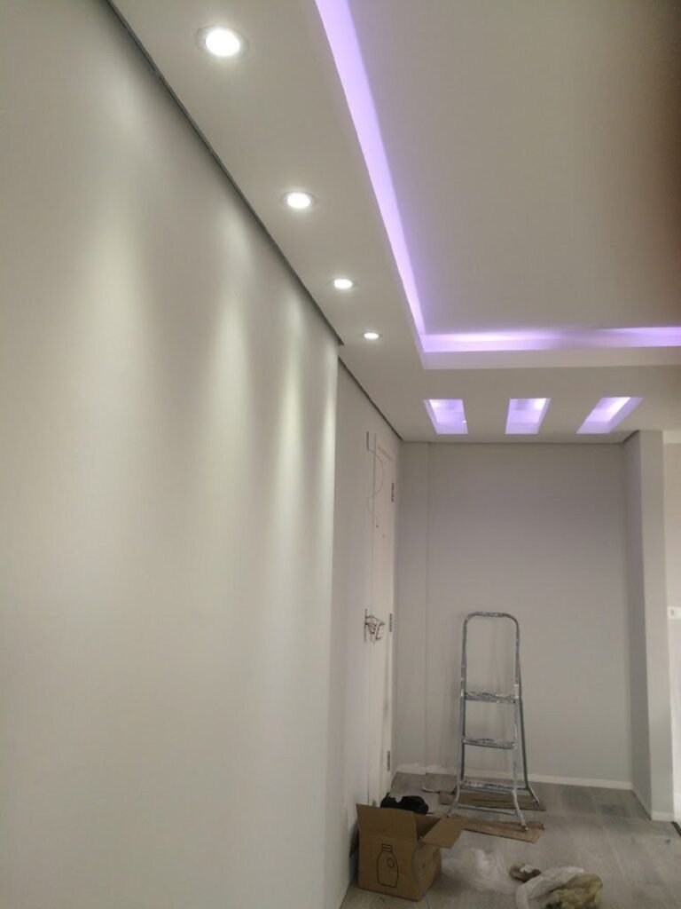 Drywall em Curitiba: forro de closet em gesso acartonado com iluminação embutida, elegância e praticidade. Atuance Decore executa seu projeto!