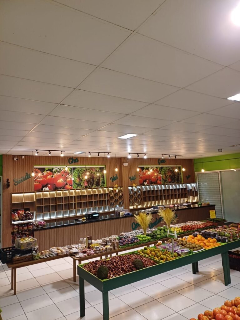 Transformamos uma quitanda em Mafra-SC com soluções em drywall, iluminação e identidade visual. Projeto comercial funcional, acolhedor e cheio de estilo.